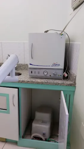 Vendo equipamentos para 02 consultórios dentários, semi novos. Valores a combinar.