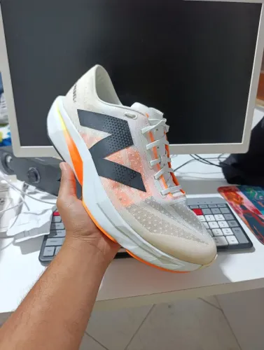 Tênis New Balance Fuelcell<br><br>Rebel V4