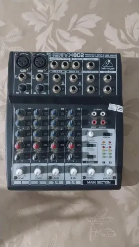 Vendo mesa de som 802 Behringer 4 canais