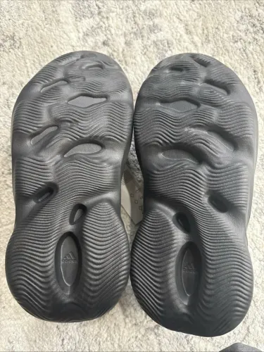 Yzy foam rnr