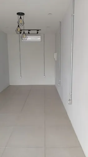 ALUGO sala em container com 15m² no Vieiralves