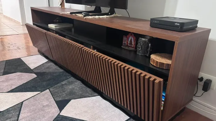Rack para TV Grande com Portas Ripadas - Madeira/Madeirado