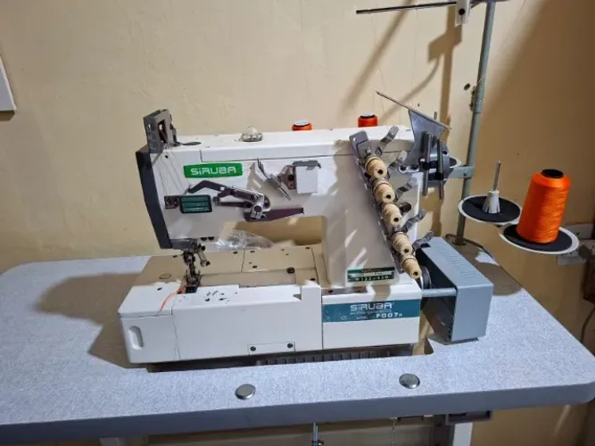 Vendo máquina de costura galoneira industrial marca Siruba usada.