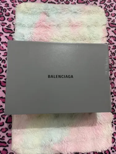 Caixa papel Balenciaga desapego