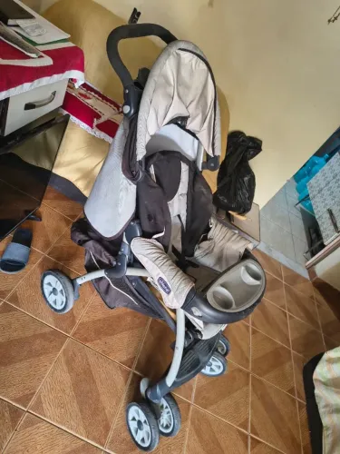 Carrinho de bebê Chicco com bebê conforto