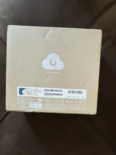 Roteador Cloud Gateway Compact Ubiquiti UCG-Ultra para Rede Wi-Fi Gigabit