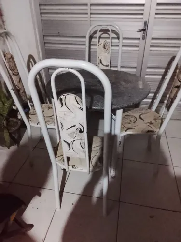 Mesa com 4 cadeiras