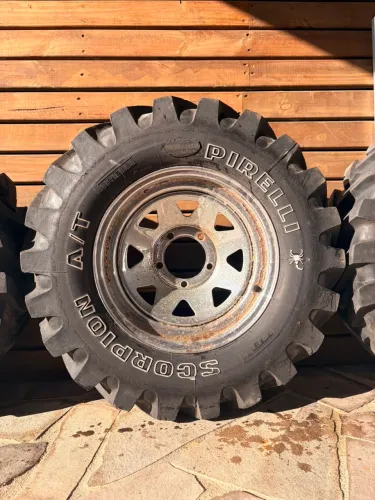 Jogo de roda e pneu para Jeep / F1000