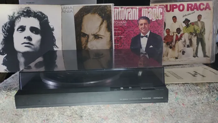Toca Disco Philco Hitachi PTT-60 Precisa trocar agulha<br>