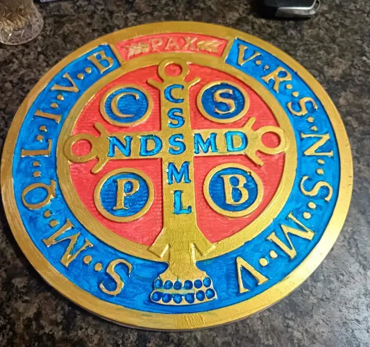 Medalha de são bento de gesso