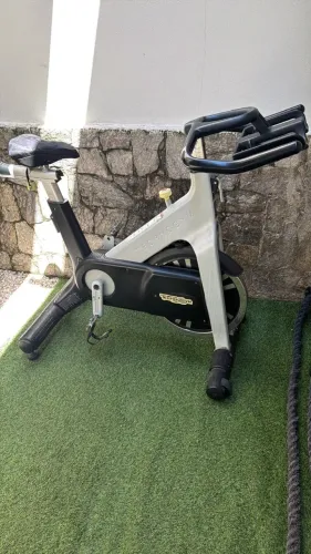 Bicicleta Technogym spinning profissional bike indoor