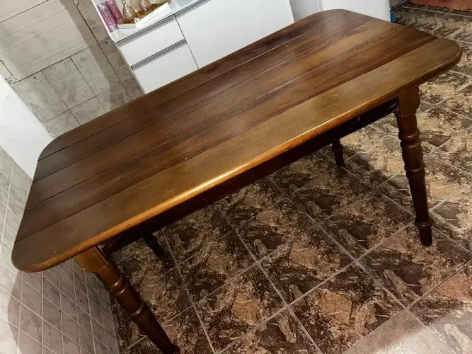 Mesa de madeira maciça