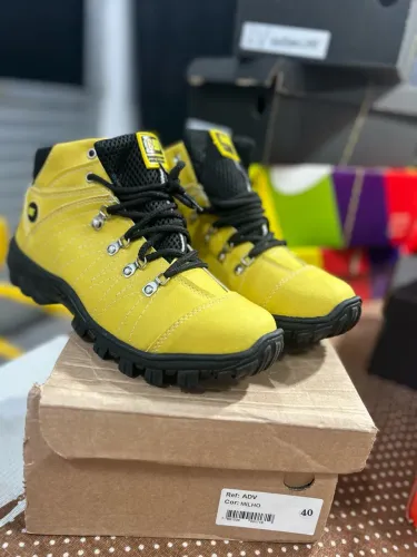 Bota Caterpillar Tamanho 40 nova R$ 85,00