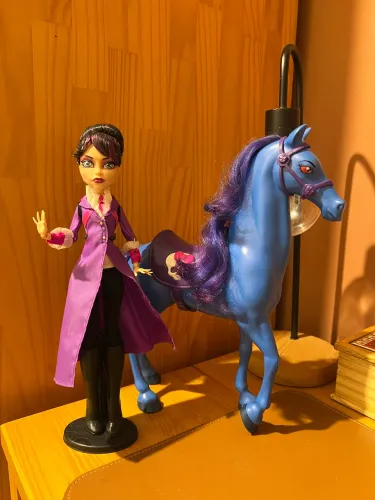 Diretora sem cabeça + Pesadelo Monster High