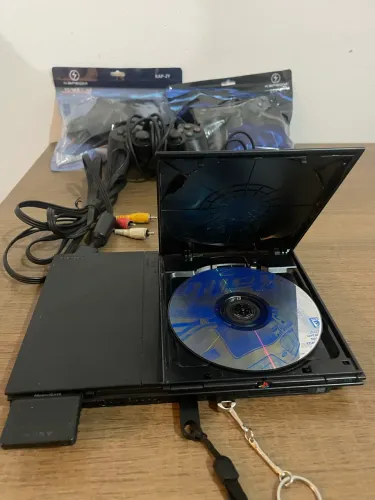 Ps2 completo + 3 manetes + 01 jogo original ps1 e no pendrive