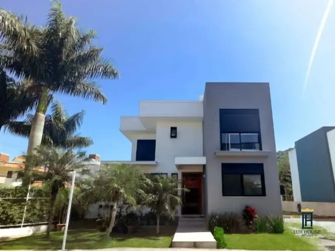 Casa em Condomínio de Alto Padrão - A poucos passos da Praia da Cachoeira do Bom Jesus