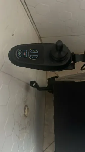 Cadeira de Rodas Motorizada Ottobock - R$ 7.000 (Excelente Estado)