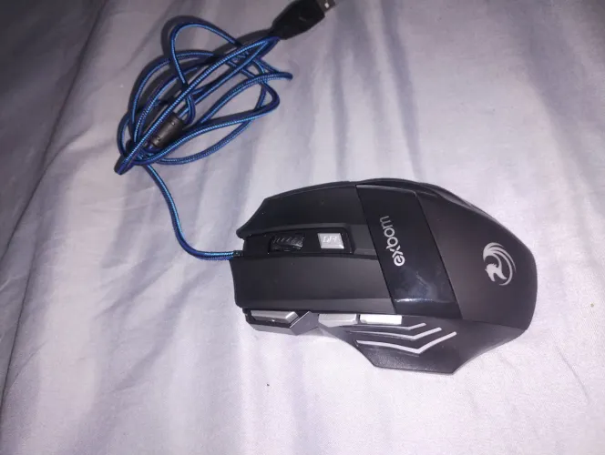 Vendo mouse gamer, com LED, com 7 botões, configuração de dpi(3100)