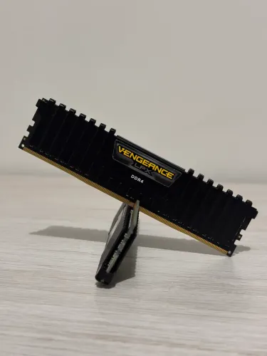 Kit memória RAM DDR4 16GB(2X8GB)