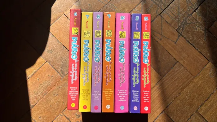 Kit de 7 livros de O diário de uma garota nada popular 