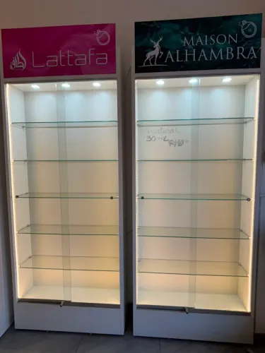 Vitrine expositora com portas e prateleira de vidro