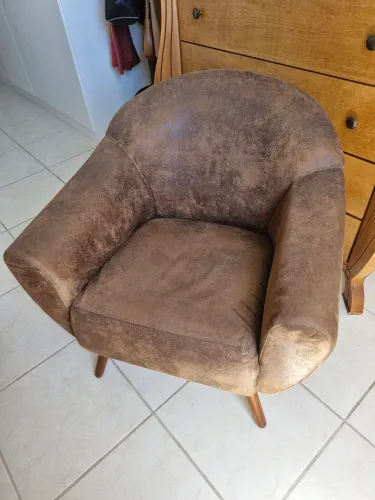 Poltrona aconchegante , para leitura ou qualquer outra utilidade que exija conforto . 