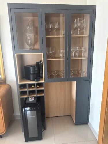 Cristaleira com espaço para adega e frigobar