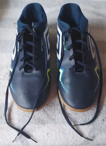 Chuteira de futsal Umbro 41 pouco usada