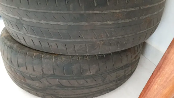 Vendo pneus aro 14 em bom estado, meia-vida, 2 mais gastos, por R$ 450.os 4