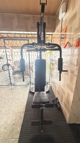Estação de musculação pouco usada