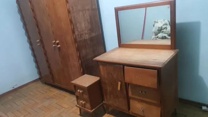 Roupeiro, cômoda e criado mudo