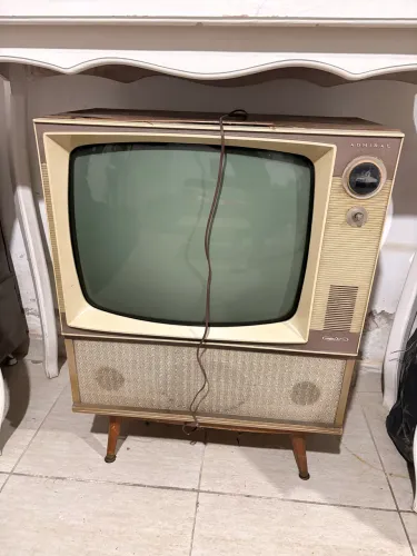 TV Antiga Admiral de Tubo com Móvel e Pés Palito - Vintage Anos 60