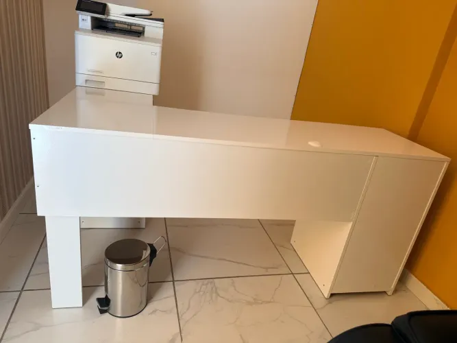 Mesa de escritório em ?L?  novíssima
