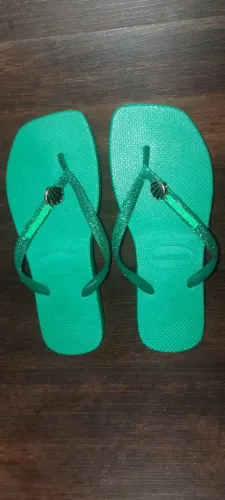 Sandália havaianas femininas com glitter.