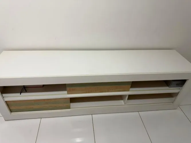 Rack para TV branco em MDF - Grande e espaçoso