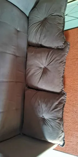 Sofá três lugares 