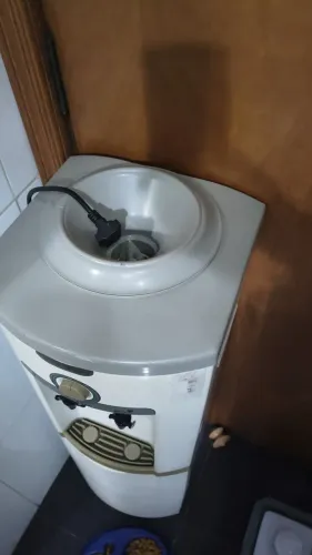 Bebedouro Esmaltec de galão e com motor