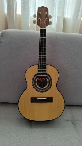 Cavaquinho Rozini RC10 em perfeito estado, quase não utilizado.