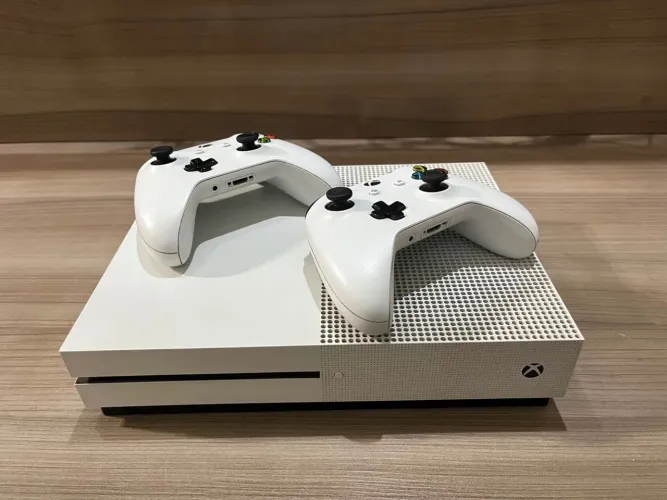 Console Microsoft Xbox One S 1TB Branco Dois controles