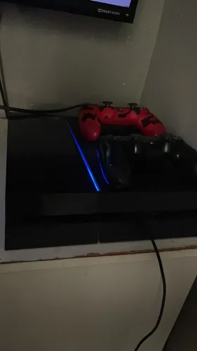 Vendo PS4 muito novo com 2 controles e alguns jogos
