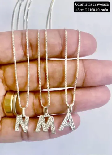 Colar de prata com pingente de letra cravejada