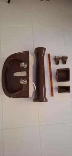 Kit Banheiro Retrô com pia, saboneteira, porta toalha e porta papel higiênico.