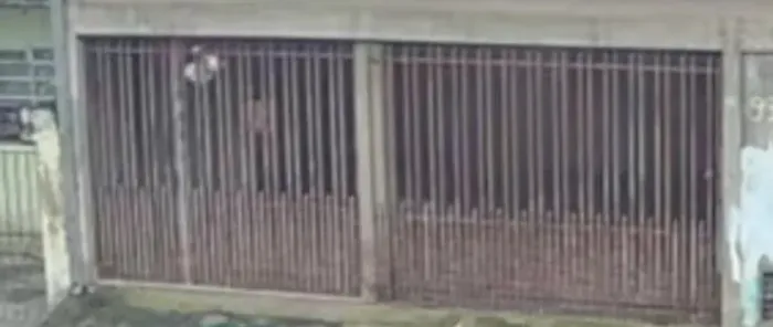 portão de correr e um fixo com portãozinho social,usado,com avarias