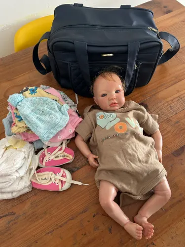 Bebê reborn com mala e roupas 