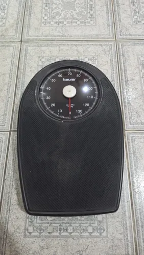 Balança de banheiro mecânica antiderrapante Beurer Ms40, cor preta