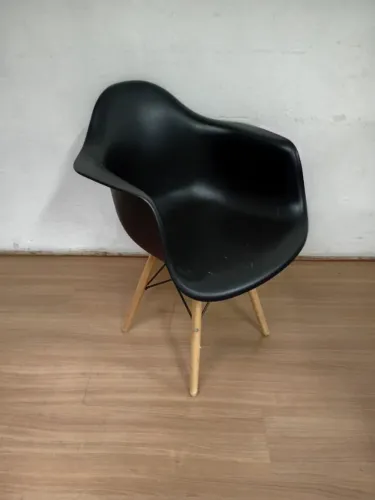 Cadeira Design Charles Eames Dkr Eiffel com Braços Preta
