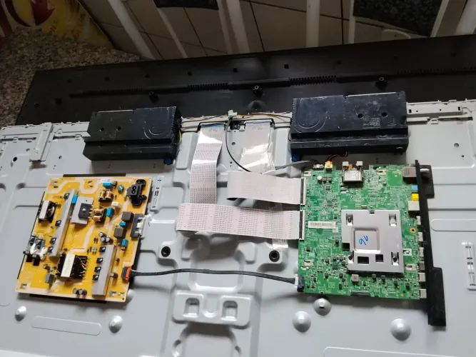 componentes de peças de uma tv Samsung 55