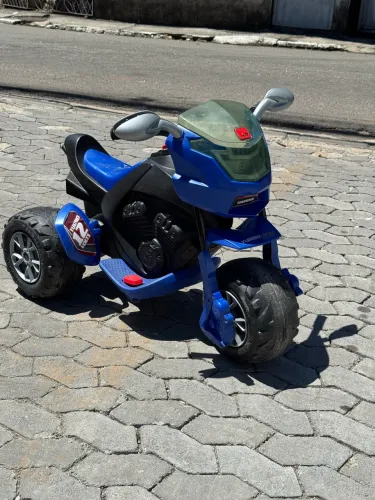 Triciclo infantil elétrico 