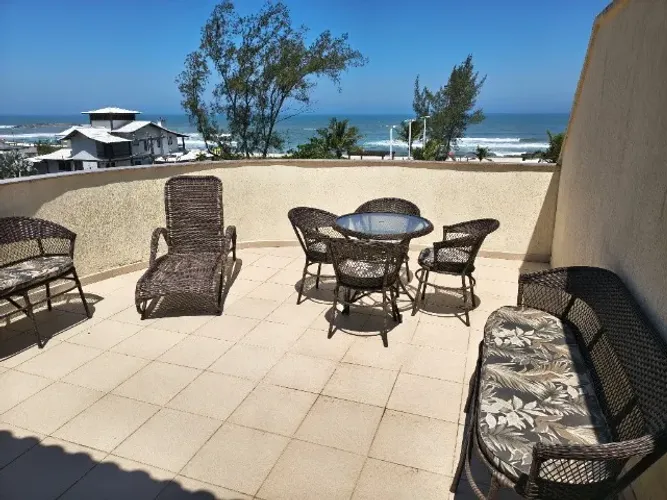 Conjunto de mesa, jardineira e espreguiçadeira de fibra sintética para área externa