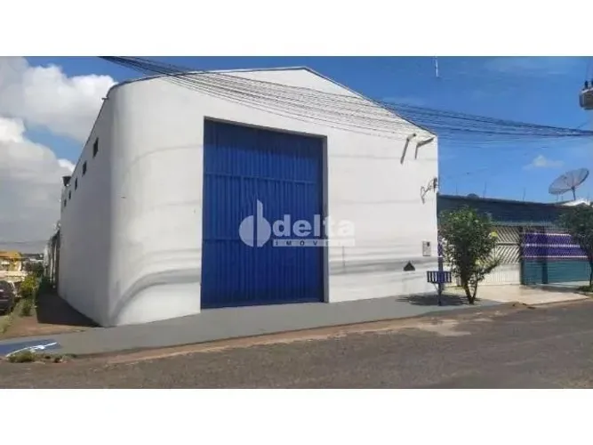 Galpão comercial disponível para locação no bairro Nossa Senhora das Graças em Uberlândia-